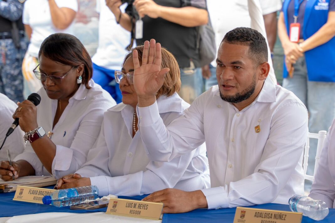 Regidor Luis Manuel Reyes destaca participación ciudadana durante primer Cabildo Abierto en Los Arqueanos