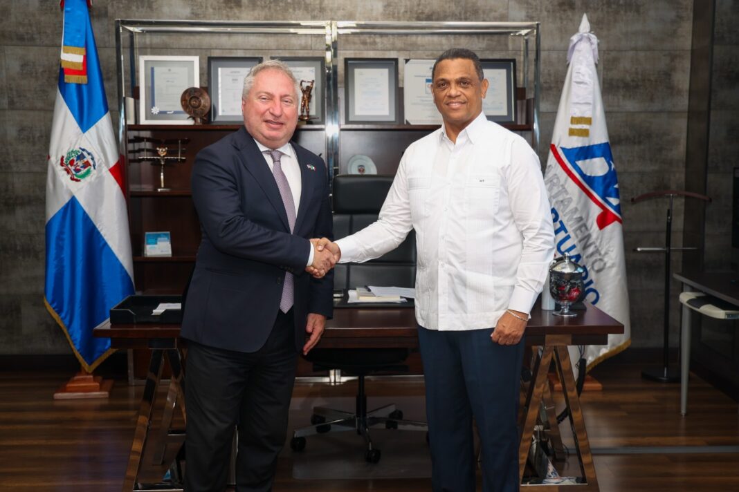 Mérido Torres recibe visita del embajador de Italia y aborda avances para fortalecer la aviación general